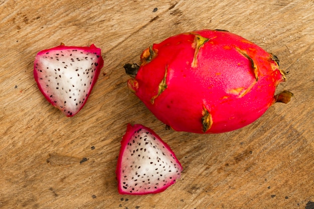 Frutta del drago del primo piano con fondo di legno