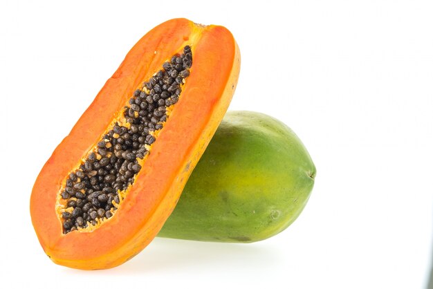 Frutta di papaya isolato