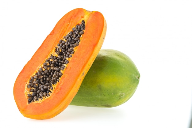 Frutta di papaya isolato