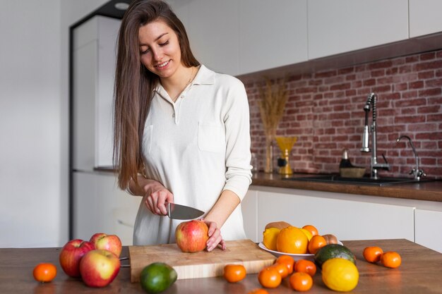 Frutta di taglio della donna del colpo medio