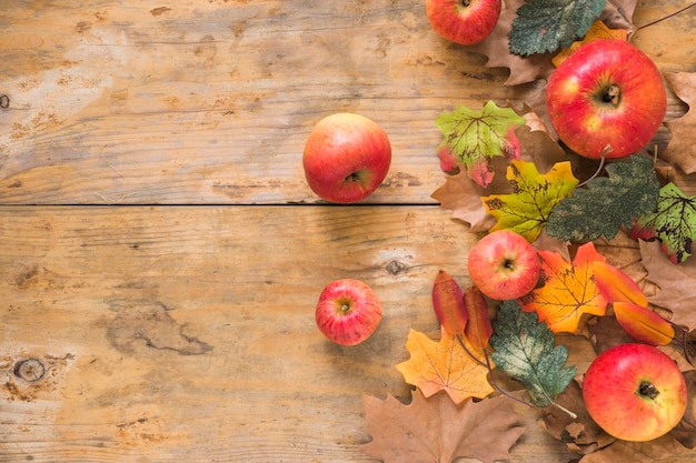 Frutta e fogliame su tavola di legno