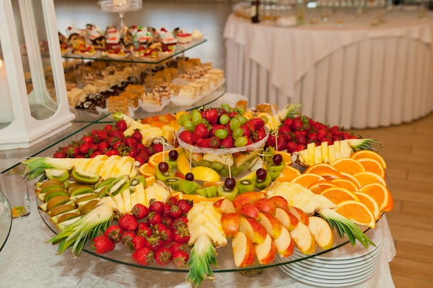 Frutta e gustose torte al banchetto di nozze