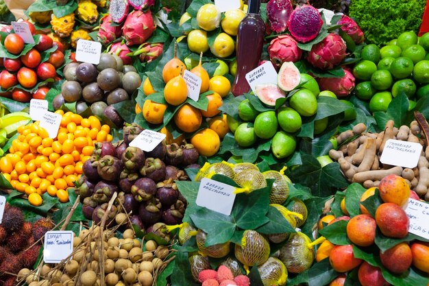 Frutta esotica e bacche al mercato spagnolo