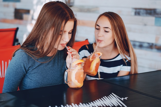 frutta estiva tavolino di un caffè pieno di sole