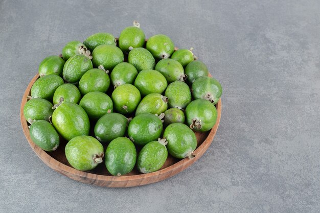 Frutta fresca di feijoa sul piatto di legno. Foto di alta qualità