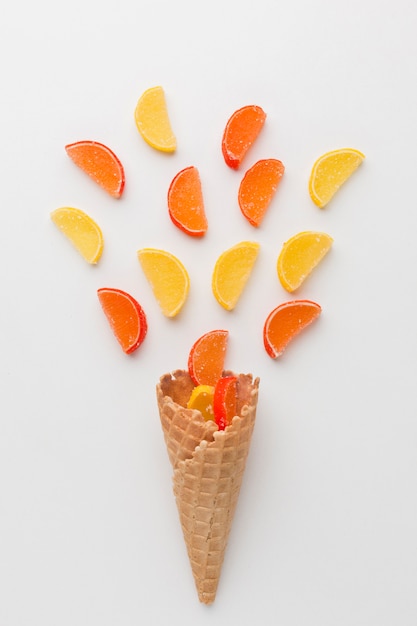 Frutta gommosa e un cono gelato