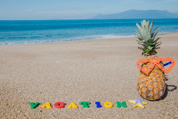 Frutta matura in bicchieri sulla sabbia