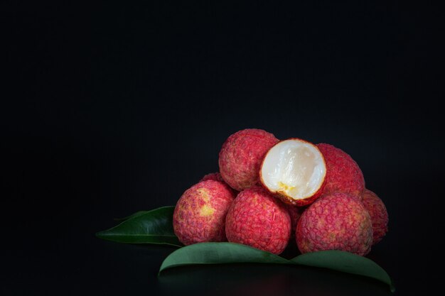 Frutta rossa del lychee disposta in un cestino.