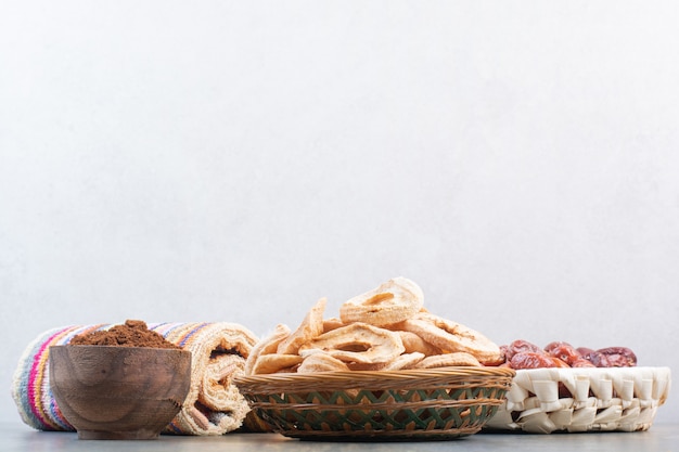 Frutta secca con cacao in polvere in ciotola di legno su sfondo marmo.foto di alta qualità