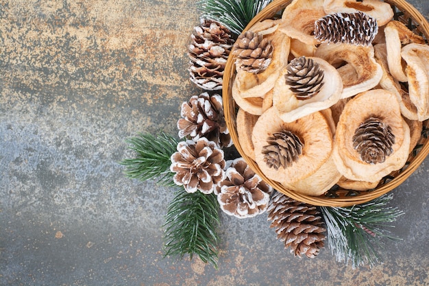 Frutta secca e pigne nelle quali in ciotola di legno su sfondo marmo.foto di alta qualità