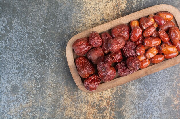 Frutta secca sana mista sul piatto di legno. Foto di alta qualità