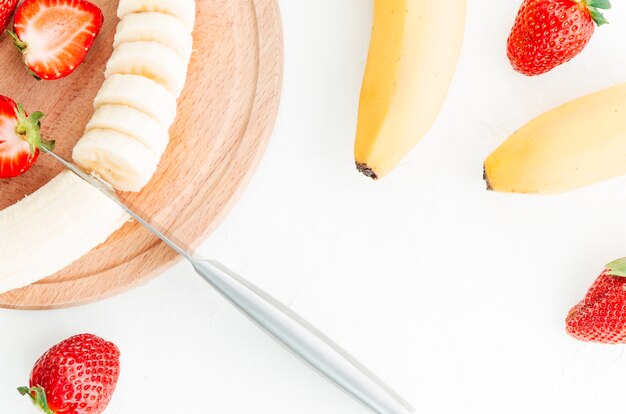 Frutta su tavola di legno