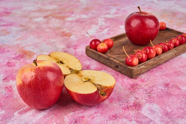 Frutta sulla tavola di legno sul rosa.