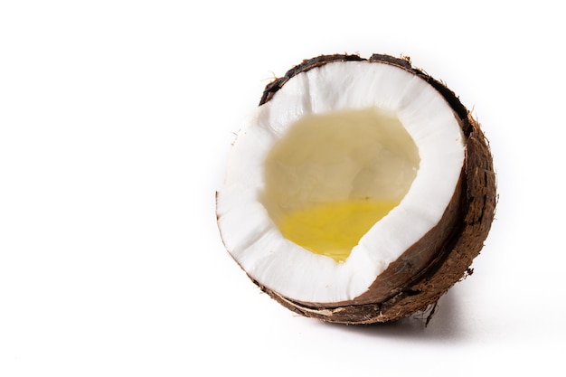 Frutta tropicale di cocco Halvet con olio all'interno isolato su sfondo bianco