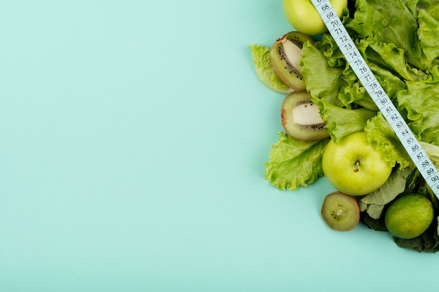 Frutta verde con spazio di copia di misurazione