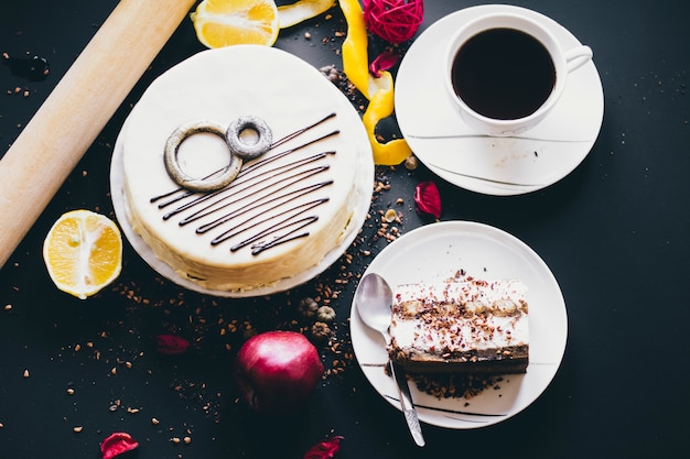 Frutta vicino a caffè e torta