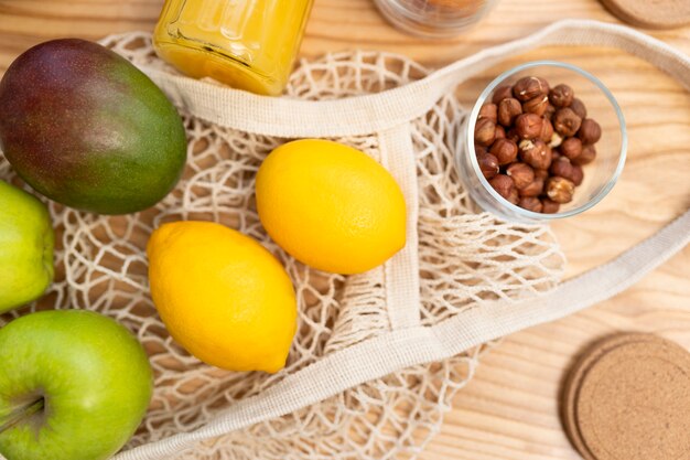 Frutta vista dall'alto e sacchetto per rifiuti zero