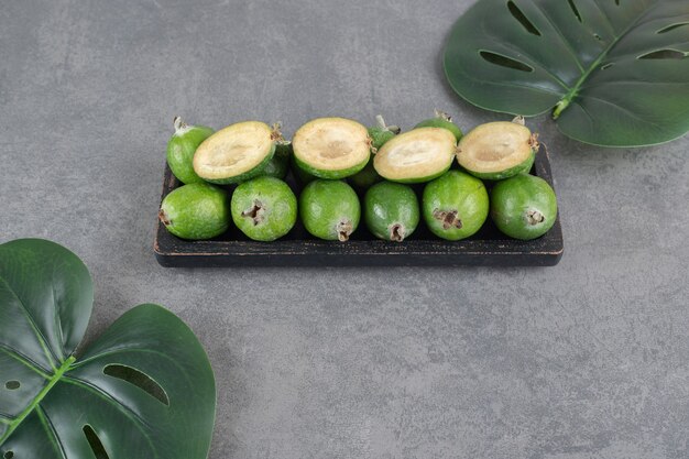 Frutti deliziosi di feijoa sulla banda nera. Foto di alta qualità