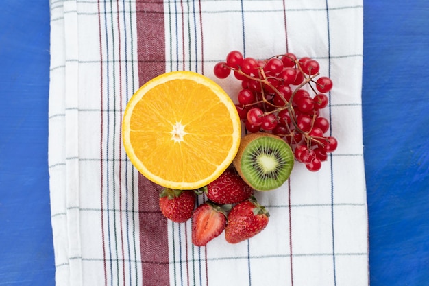 Frutti deliziosi freschi dolci sulla tovaglia