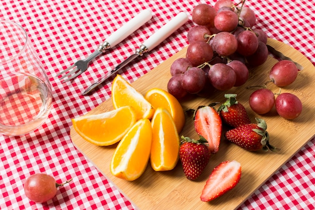 Frutti deliziosi sul panno della cucina