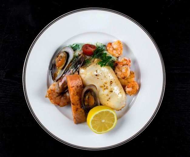 Frutti di mare con spezie cosparsi di succo di limone