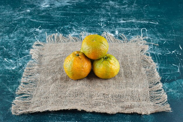 Frutti maturi del mandarino sulla tavola di marmo.