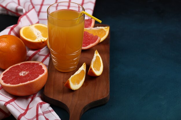 Frutti tropicali con un bicchiere di succo d'arancia.