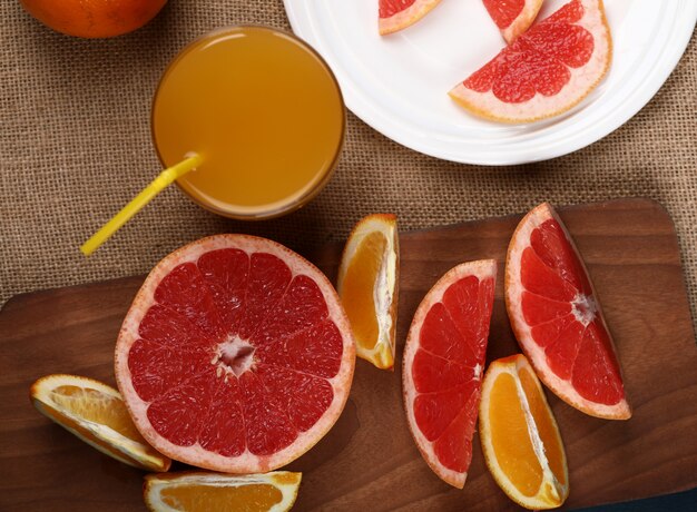 Frutti tropicali con un bicchiere di succo su un pezzo di tela.