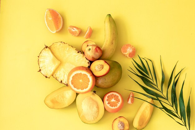Frutti tropicali e bacche su uno sfondo giallo piatto
