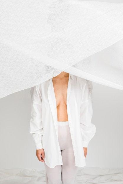 Fucilazione della foto del boudoir del modello asiatico nel bianco