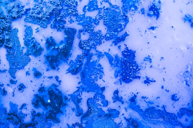 Full frame di bolle sopra lo sfondo blu e bianco con texture