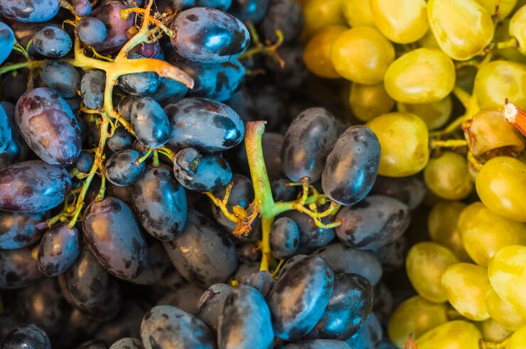 Foto gratuito full frame di frutta uva nera e verde