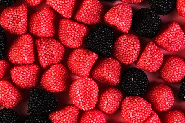 Full frame shot di caramelle di mirtillo rosso e nero