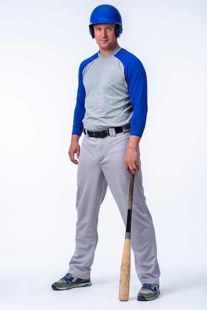 Full-shot del giocatore di baseball con mazza