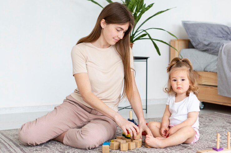 Foto gratuito full shot madre e bambino che giocano insieme