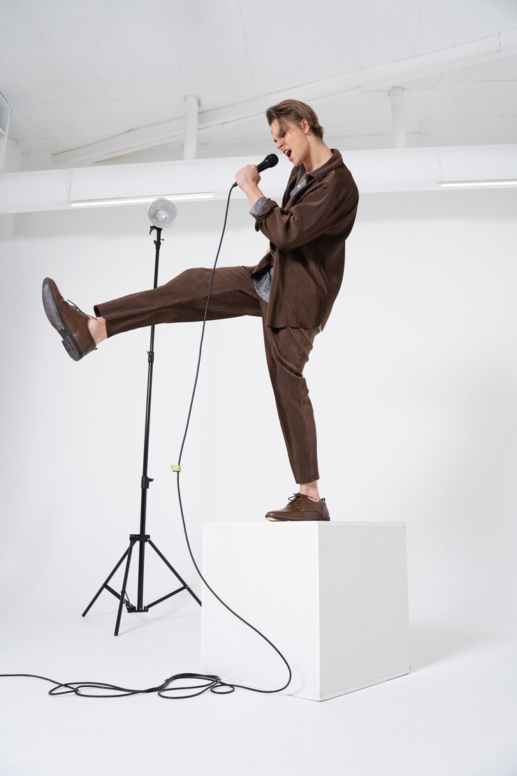 Foto gratuito full shot uomo che canta con il microfono