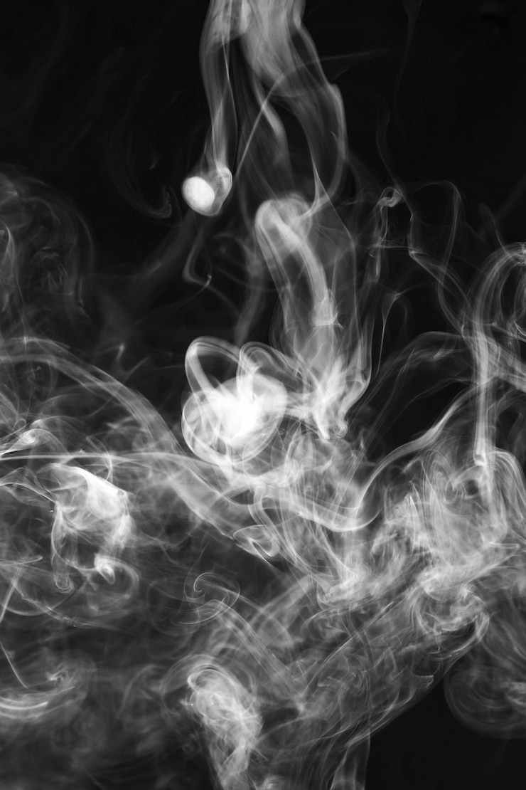Foto gratuito fumo bianco diffuso su sfondo nero