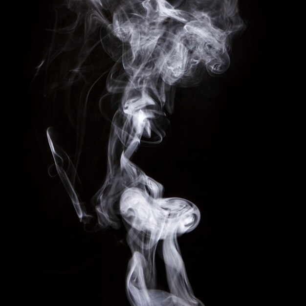 Fumo denso bianco astratto di fumo su fondo nero