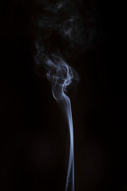 Fumo di vapore realistico su sfondo nero