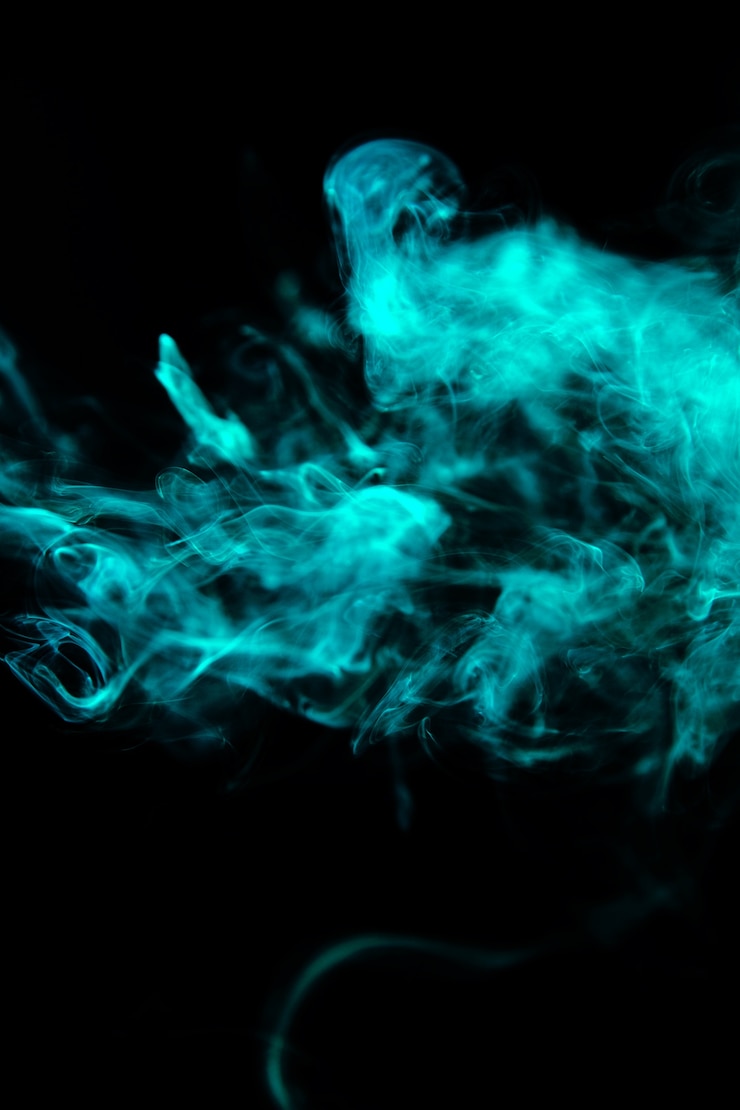 Foto gratuito fumo ondulato verde su sfondo nero
