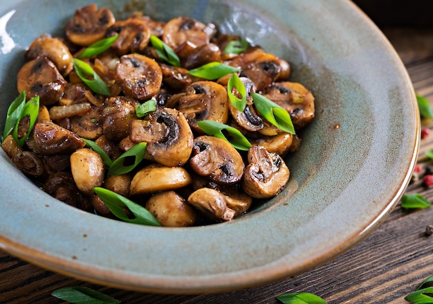 Funghi al forno con salsa di soia ed erbe aromatiche. Cibo vegano.