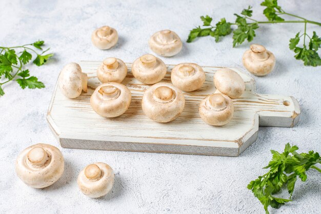 Funghi champignon bianchi organici freschi, vista dall'alto