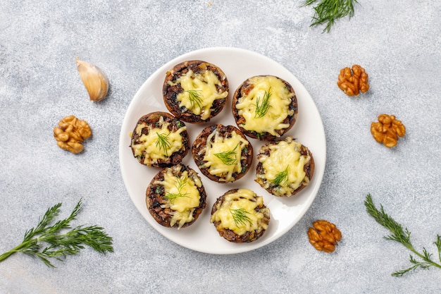 Funghi champignon ripieni al forno fatti in casa con aneto e formaggio freschi