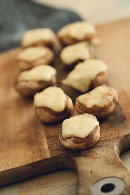 Funghi con formaggio. Tapas spagnole tradizionali