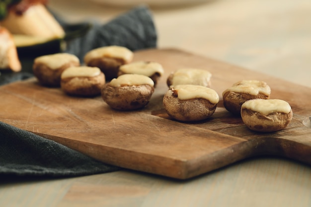 Funghi con formaggio. Tapas spagnole tradizionali