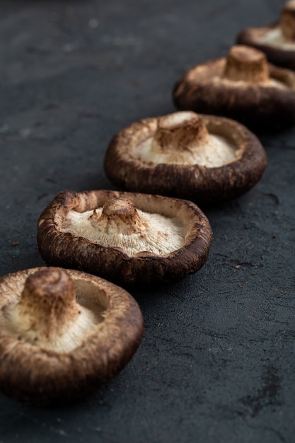 Funghi fritti su sfondo nero