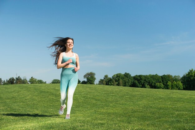 Funzionamento atletico della donna all&#39;aperto in un parco