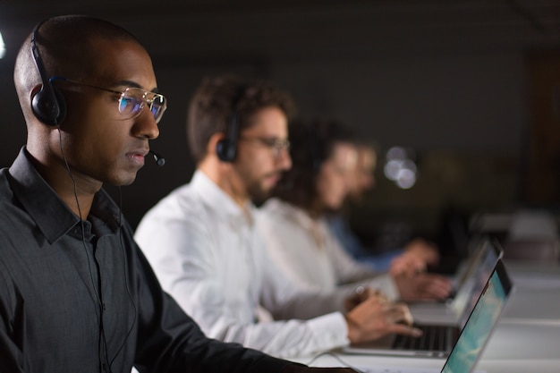 Funzionamento concentrato dell'operatore di call center dell'afroamericano