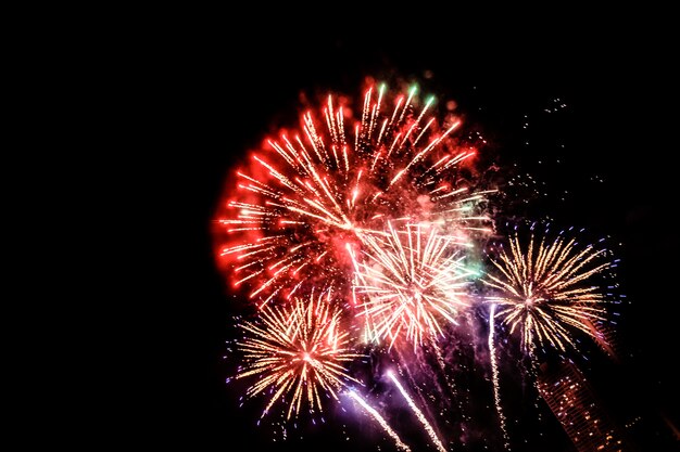 Fuochi d'artificio che illuminano il cielo a Capodanno