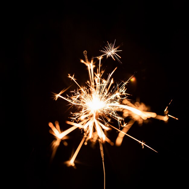 Fuochi d'artificio d'oro di notte sul cielo